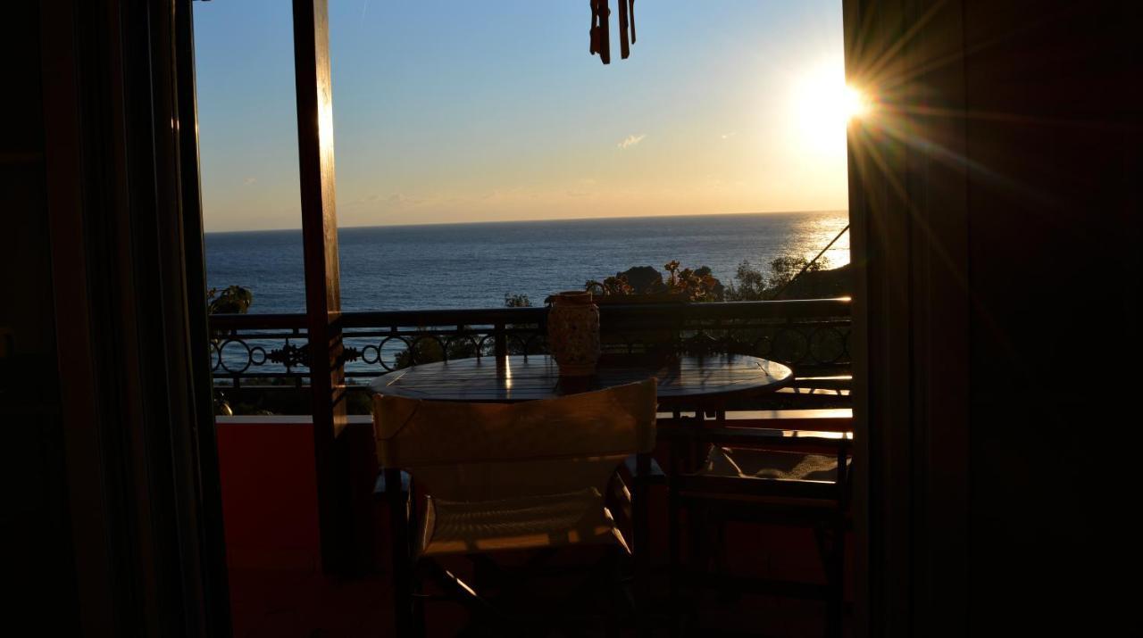 Papadatos Apts With Amazing View - 5mins From The *