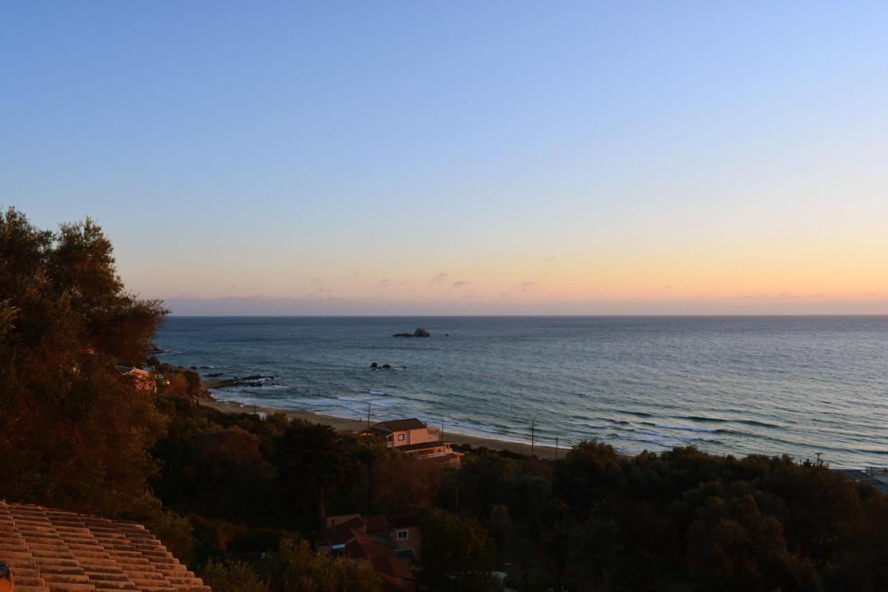 Papadatos Apts With Amazing View - 5mins From The Apartment Kontogialos