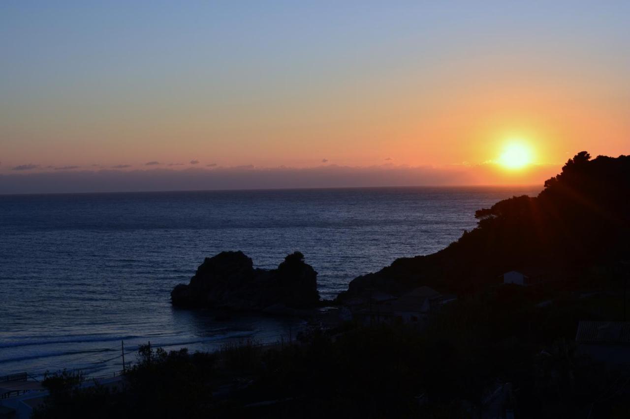 Papadatos Apts With Amazing View - 5mins From The