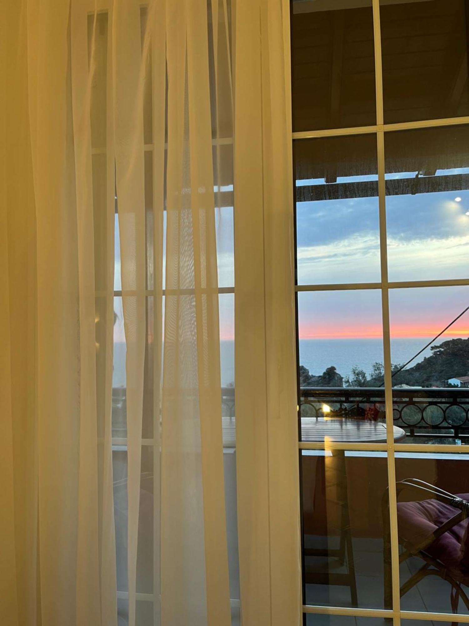 Papadatos Apts With Amazing View - 5mins From The *