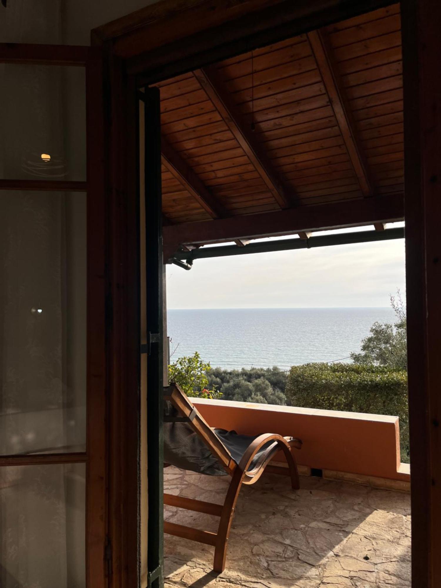 Papadatos Apts With Amazing View - 5mins From The