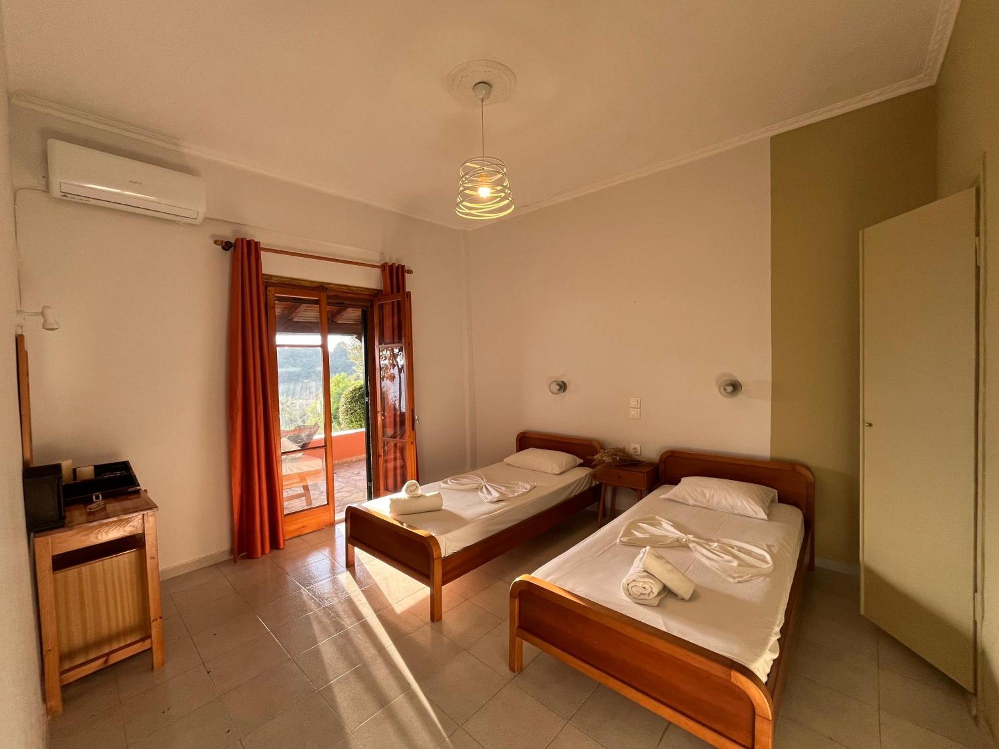 Papadatos Apts With Amazing View - 5mins From The Apartment Kontogialos